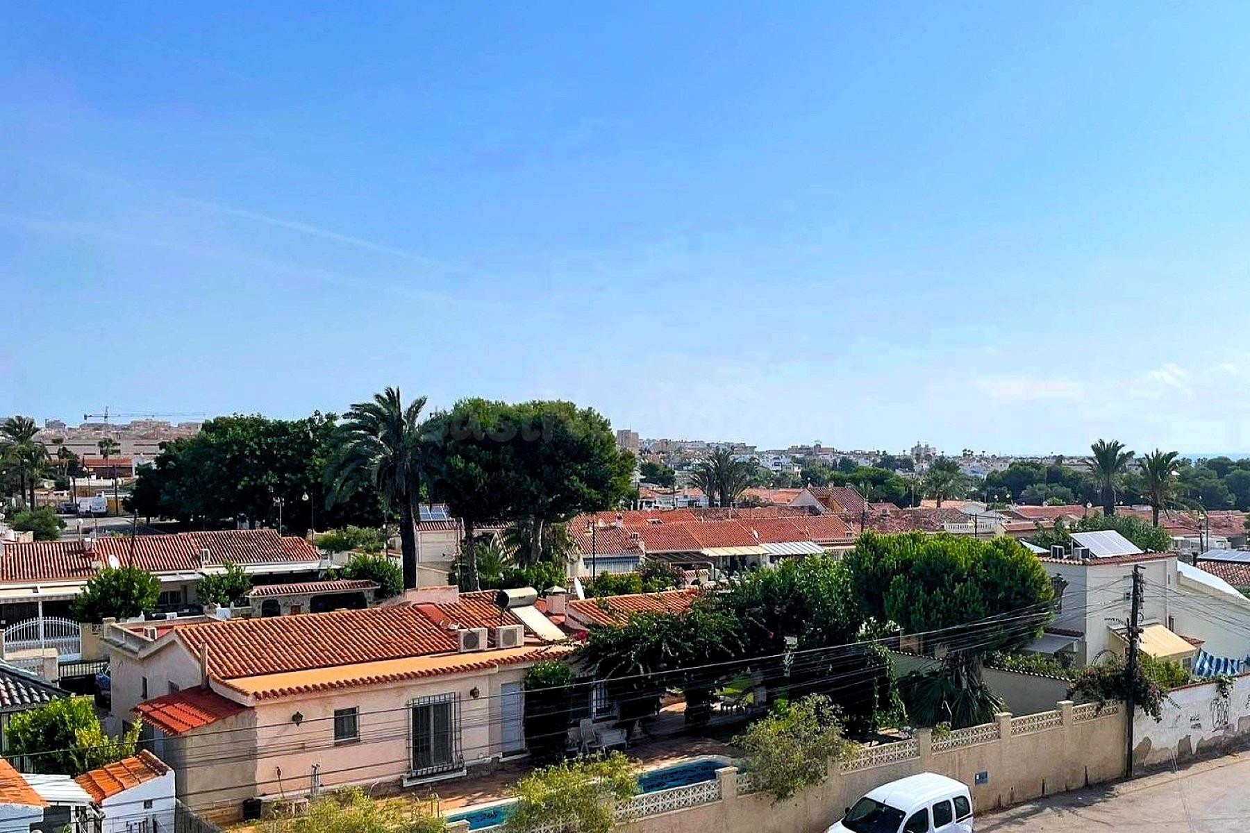 Casa adosada reformada (70 m2 + terrazas) en Calas Blancas. Varias terrazas, gran piscina comunitaria, cerca del centro ¡y a tan solo 15 minutos a pie de la Playa de los Locos y la Playa del Cura!