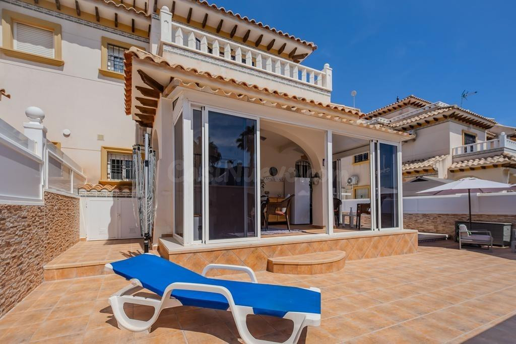 Preciosa casa adosada con piscina privada y solárium en Lomas de Cabo Roi
