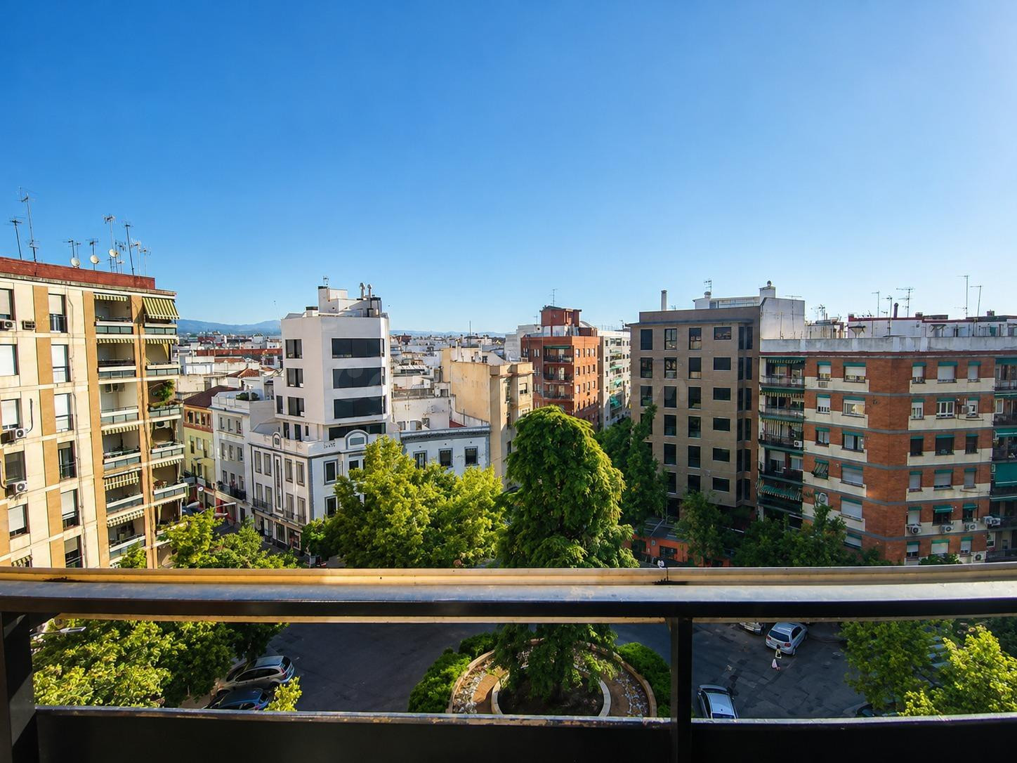 IMPRESIONANTE VIVIENDA EXTERIOR EN PLENA PLAZA DE COSTASOL