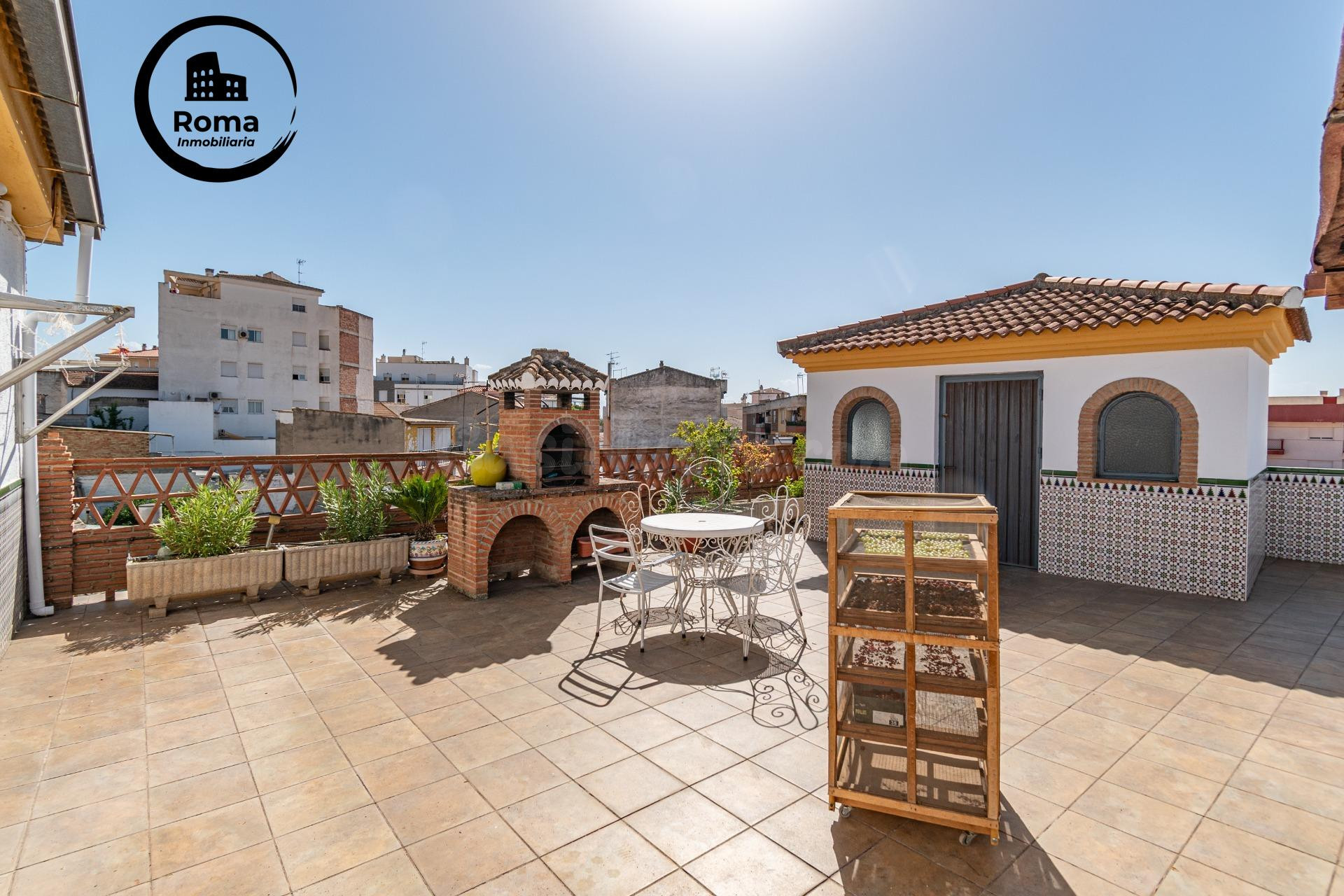 Gran Casa en Esquina en Atarfe – 4 Dormitorios, Piscina, Garaje y Espacio Comercial