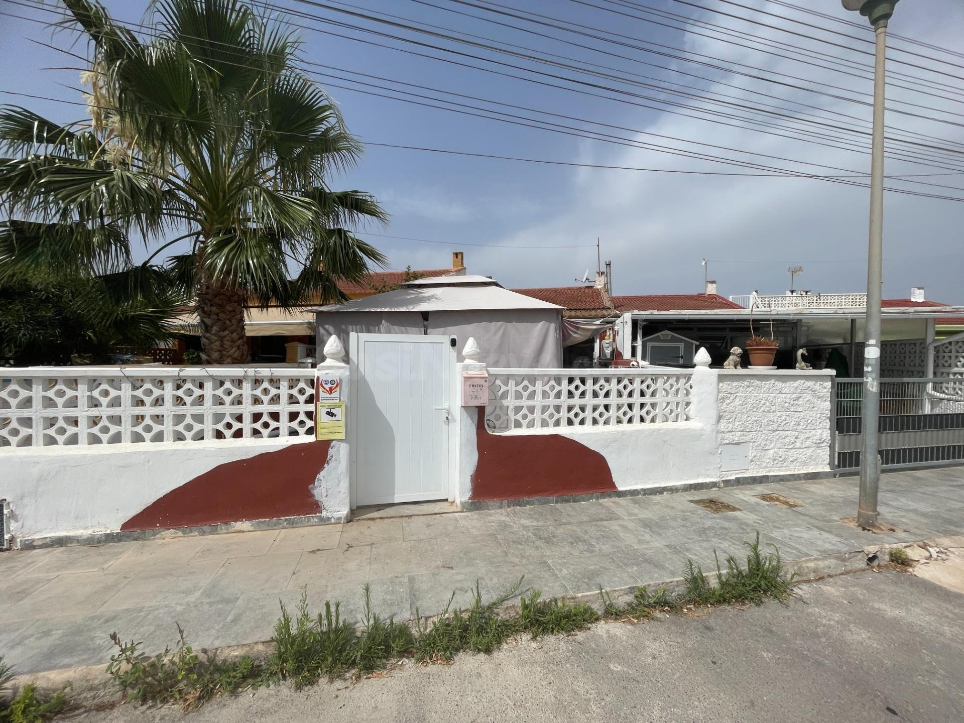 Acogedor adosado con gran terraza ampliada y patio privado en Torrevieja