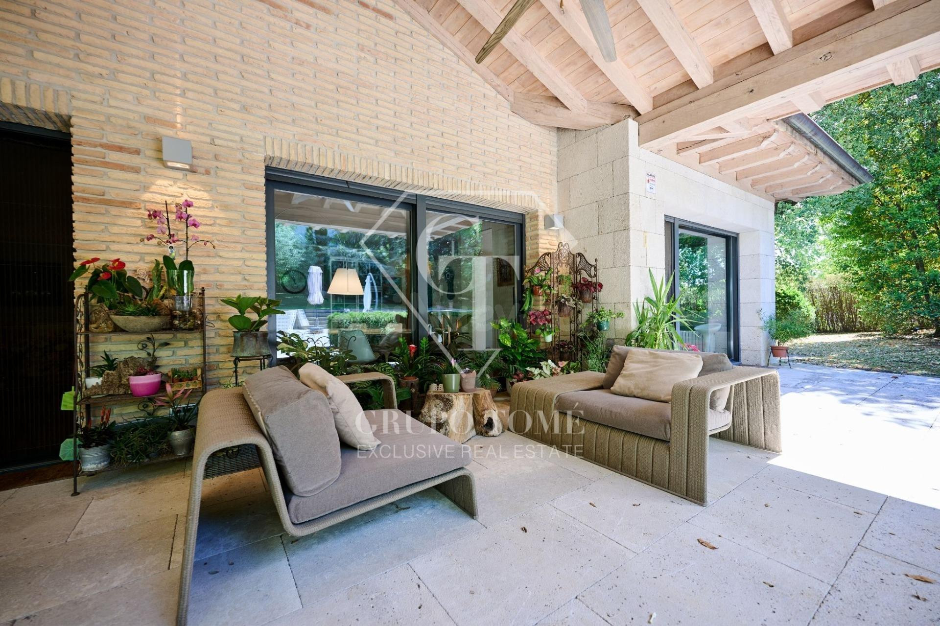 Espectacular villa en Iratxe con 2.150m2 de parcela y piscina cubierta - foto 2