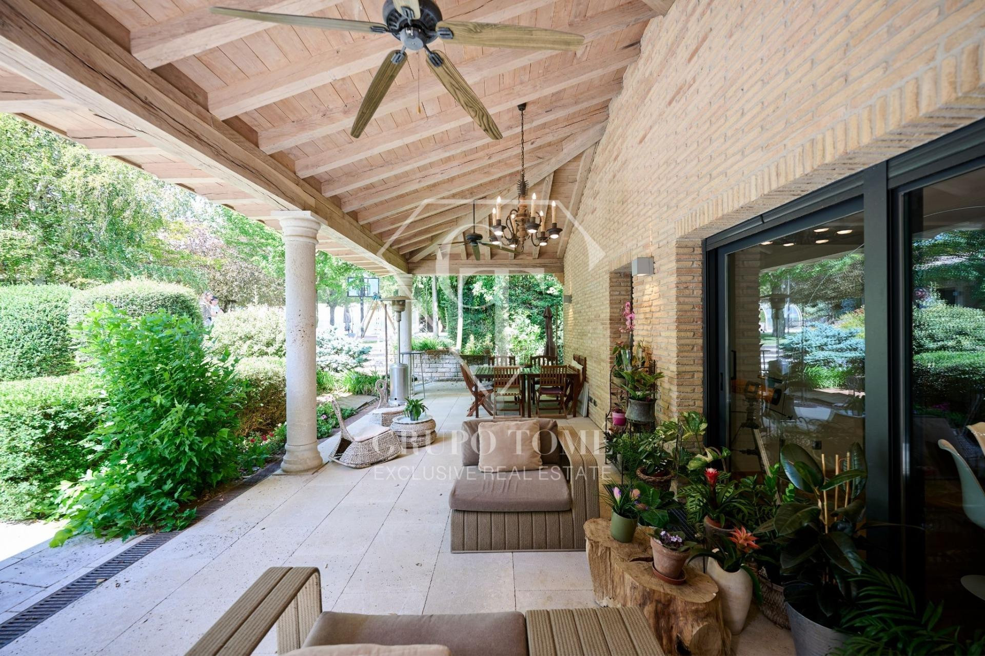 Espectacular villa en Iratxe con 2.150m2 de parcela y piscina cubierta - foto 3