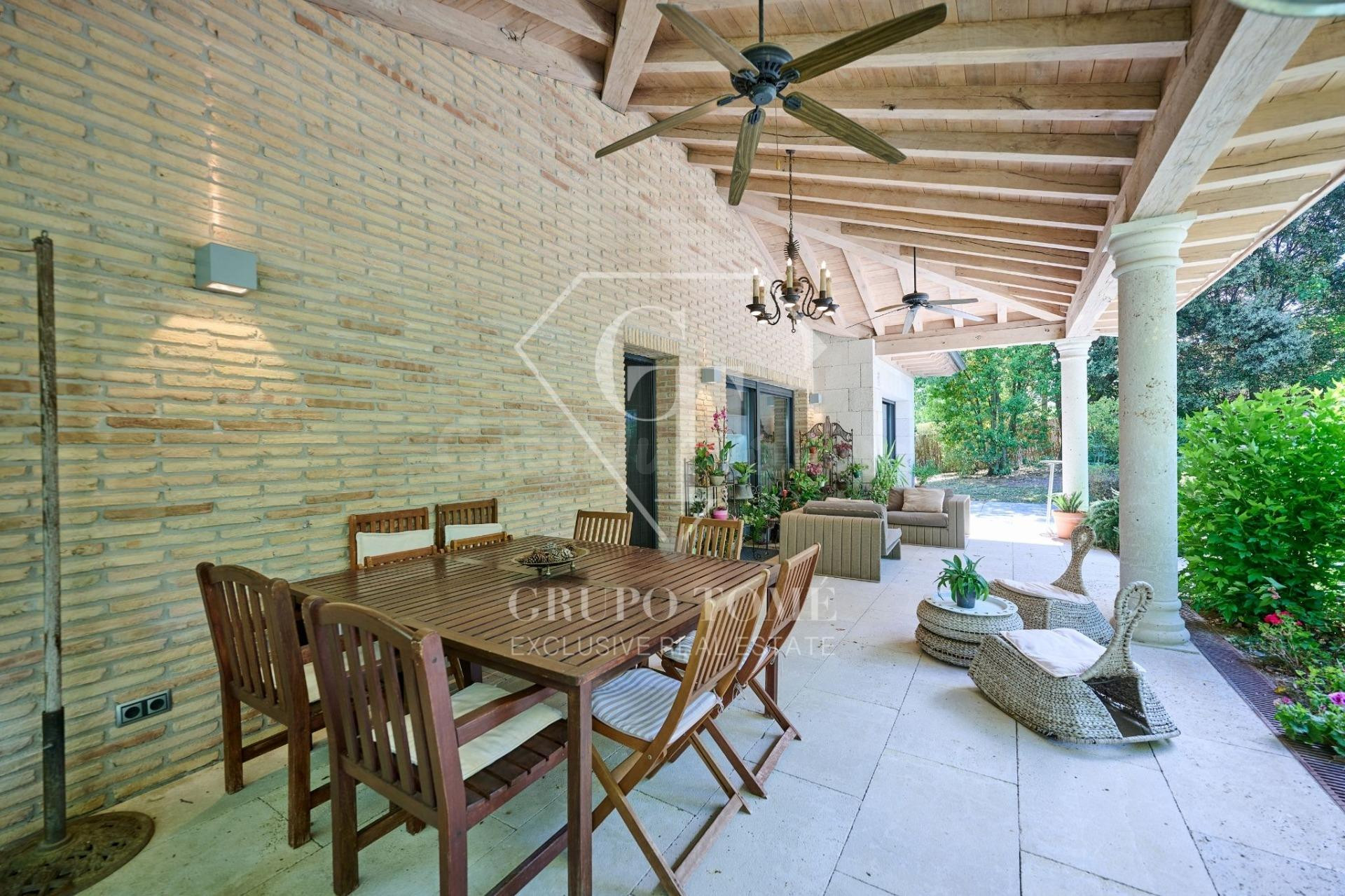 Espectacular villa en Iratxe con 2.150m2 de parcela y piscina cubierta - foto 4
