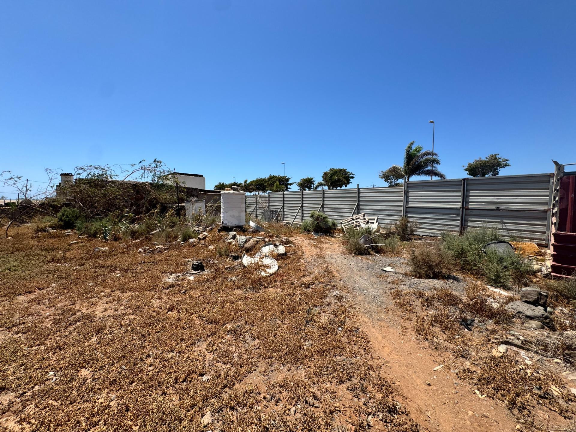 Finca de 2.929 m2 con edificación a rehabilitar en Sardina del Sur — Santa Lucía