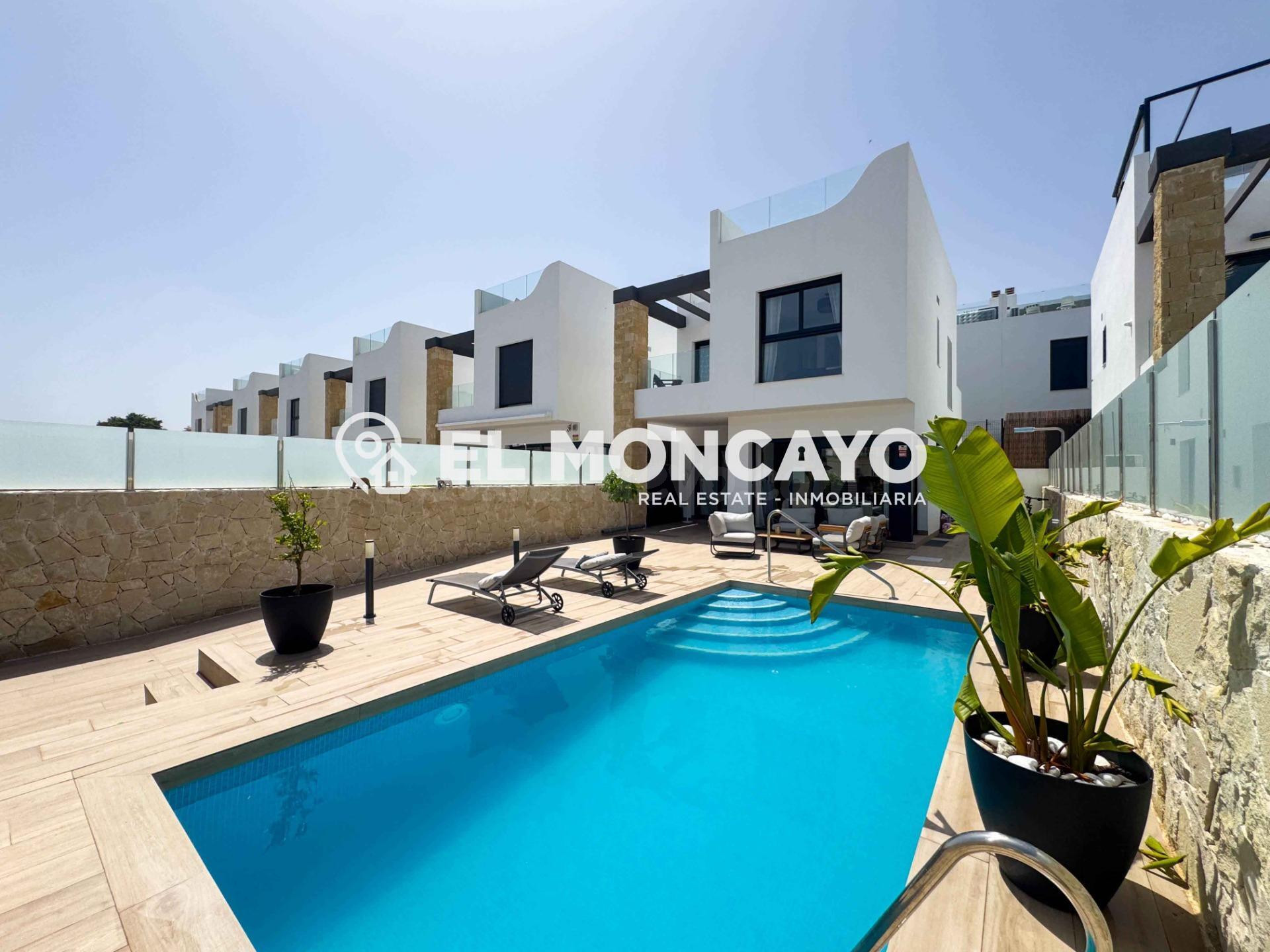 Maravilloso chalet independiente con piscina privada a 800m de las playas de Punta Prima, Orihuela Costa, Alicante