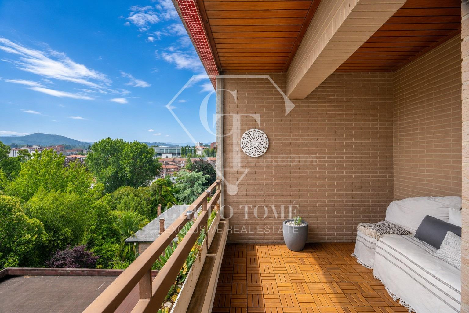 Vivienda reformada con terraza, tres balcones y vestidor en Luis Pradera - foto 2