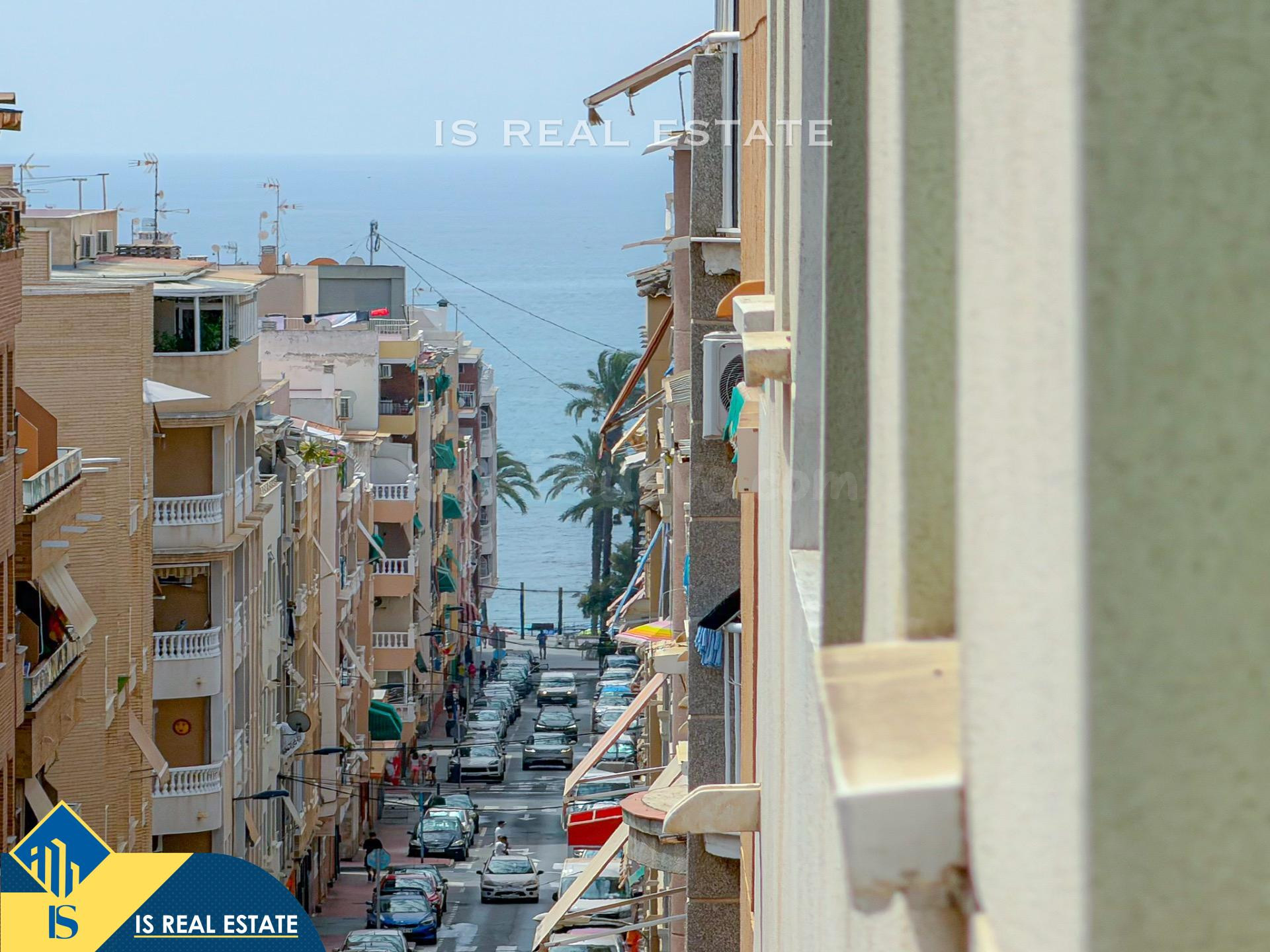 Acogedor apartamento (año 2009) Con excelentes vistas laterales al mar desde su terraza a solo 600 mts de la playa