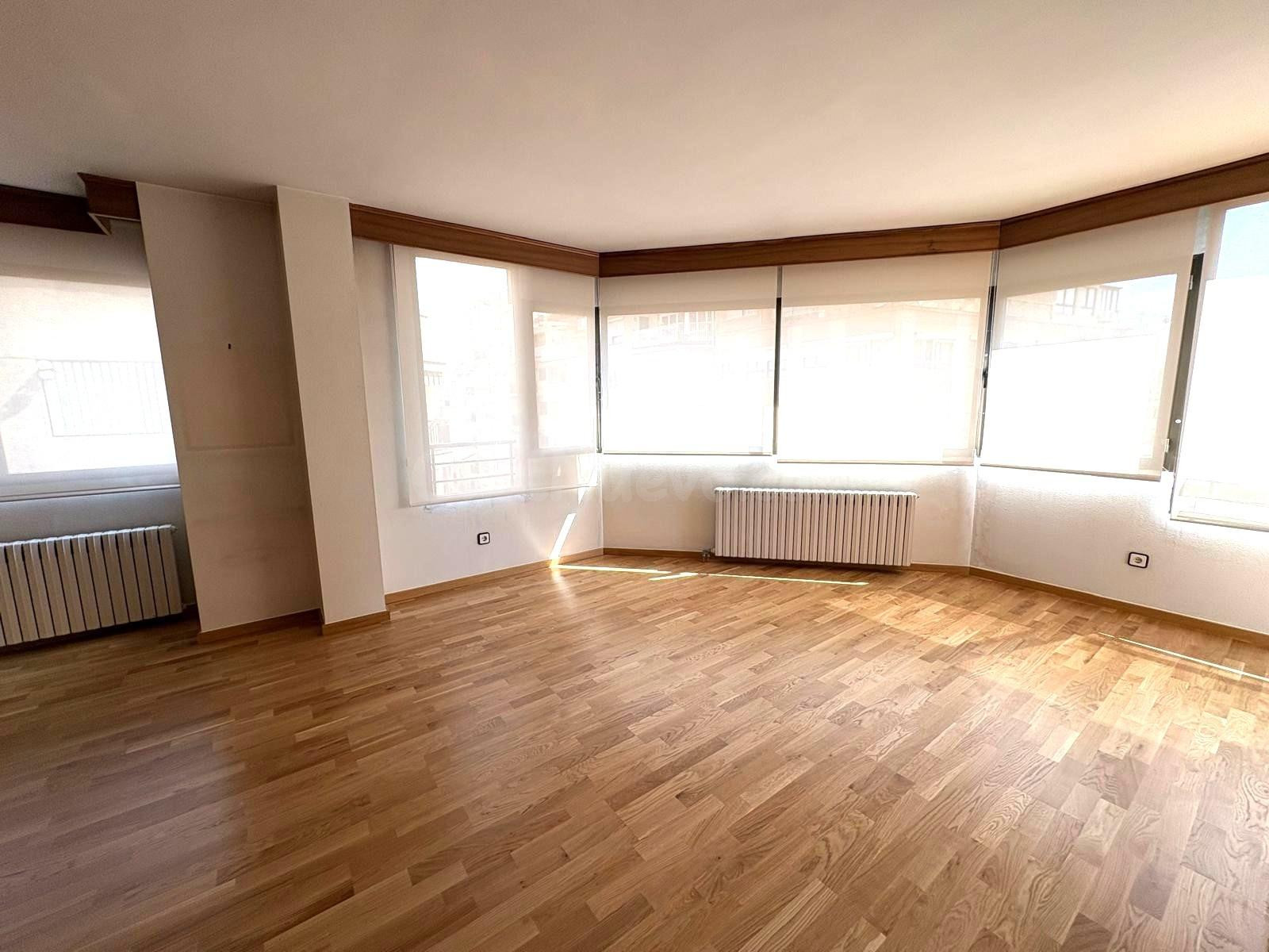 Hermoso piso amplio, con ascensor, balcón,  4 dormitorios y 2 baños
