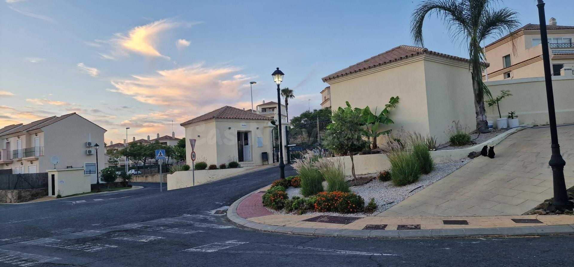 Chalet adosado impecable, dos plantas y gran ubicación en Costa Esuri