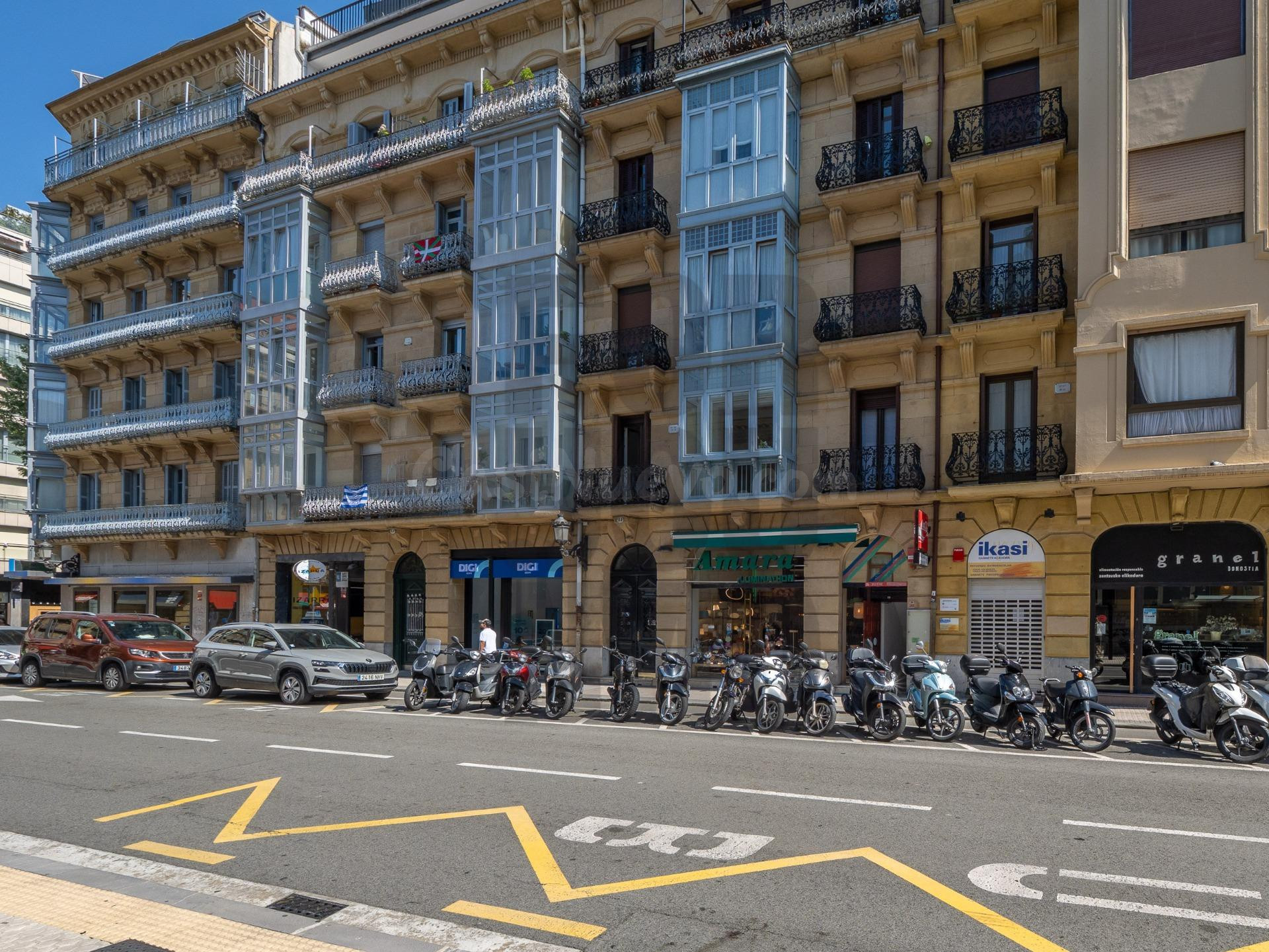 Esta calle te hace que el día a día sea mucho más fácil, Larramendi kalea.