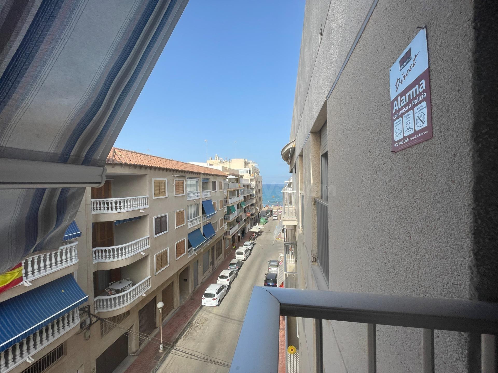 Amplio apartamento de 3 dormitorios con terraza y vistas al mar en Guardamar