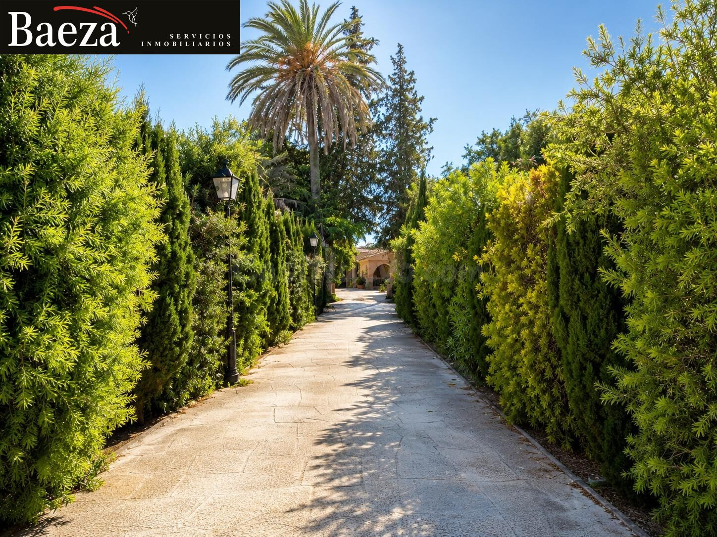 Chalet independiente con amplia parcela privada, garaje, almacén y gran zona de ocio en Mutxamel