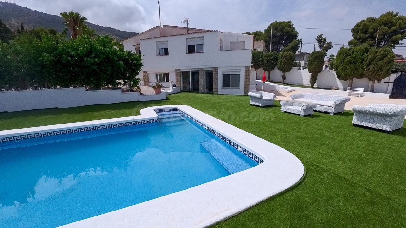 Chalet reformado de 2 habitaciones, piscina, parking y parcela de 880m2