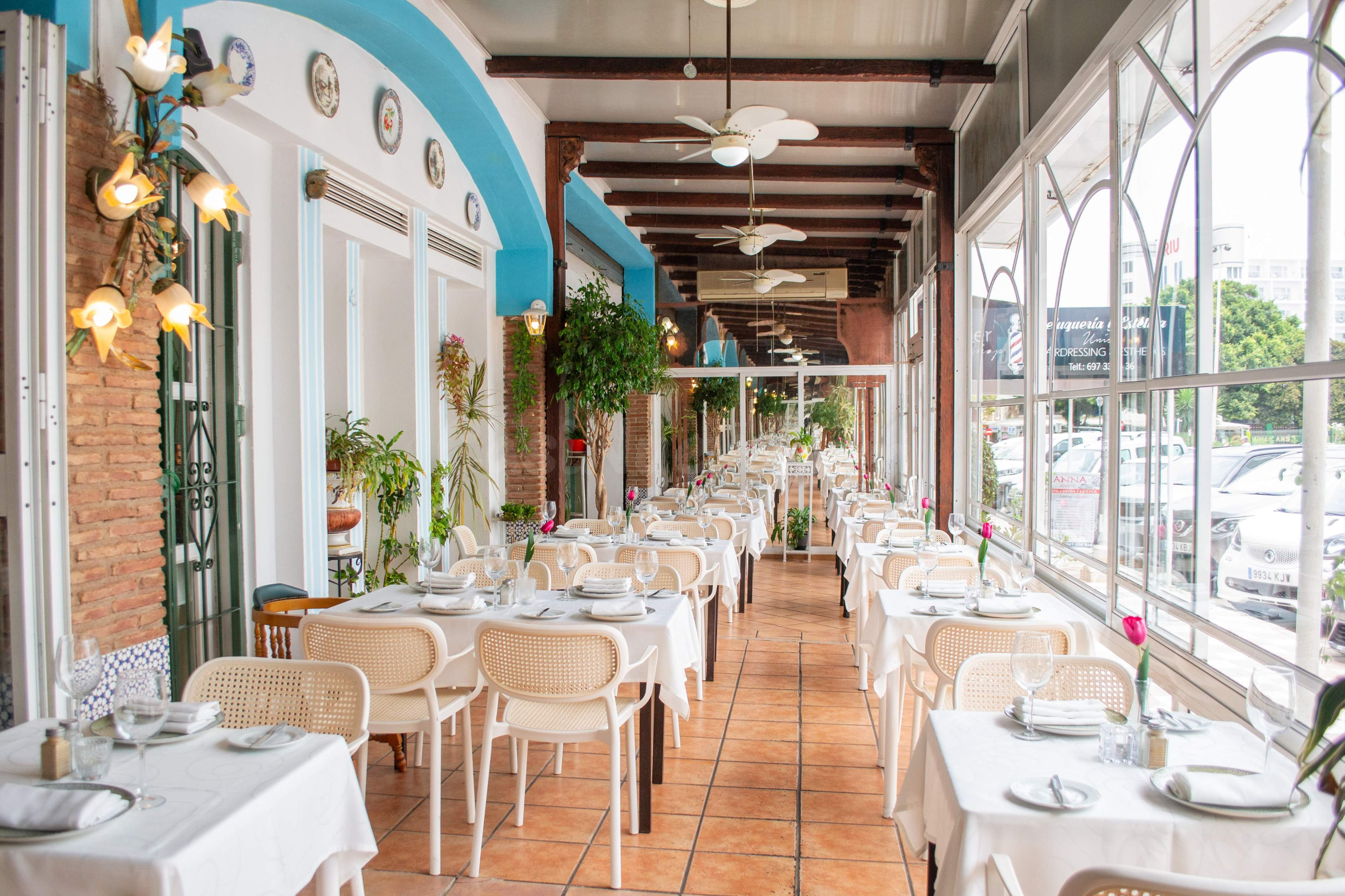 ¡Oportunidad Única de Inversión en La Carihuela, Torremolinos!