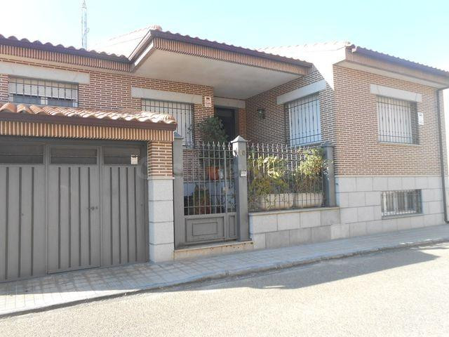 Se vende Casa Adosada OKUPADA en Calle Calle Lisboa 10 Sonse