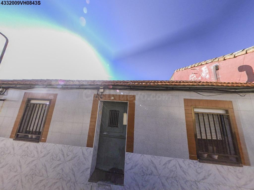 Se vende Casa Adosada OKUPADA en Calle Isabel La Catolica 57