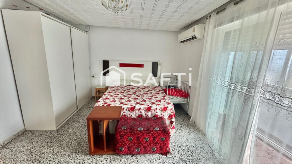 Amplio piso de 112 m² con 4 dormitorios, balcón y galería – Virgen del Remedio (Alicante)