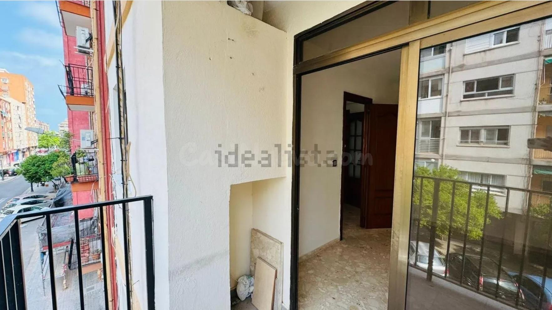 PISO PARA INVERSORES con 3 dormitorios y balcón en Algiros, Valencia