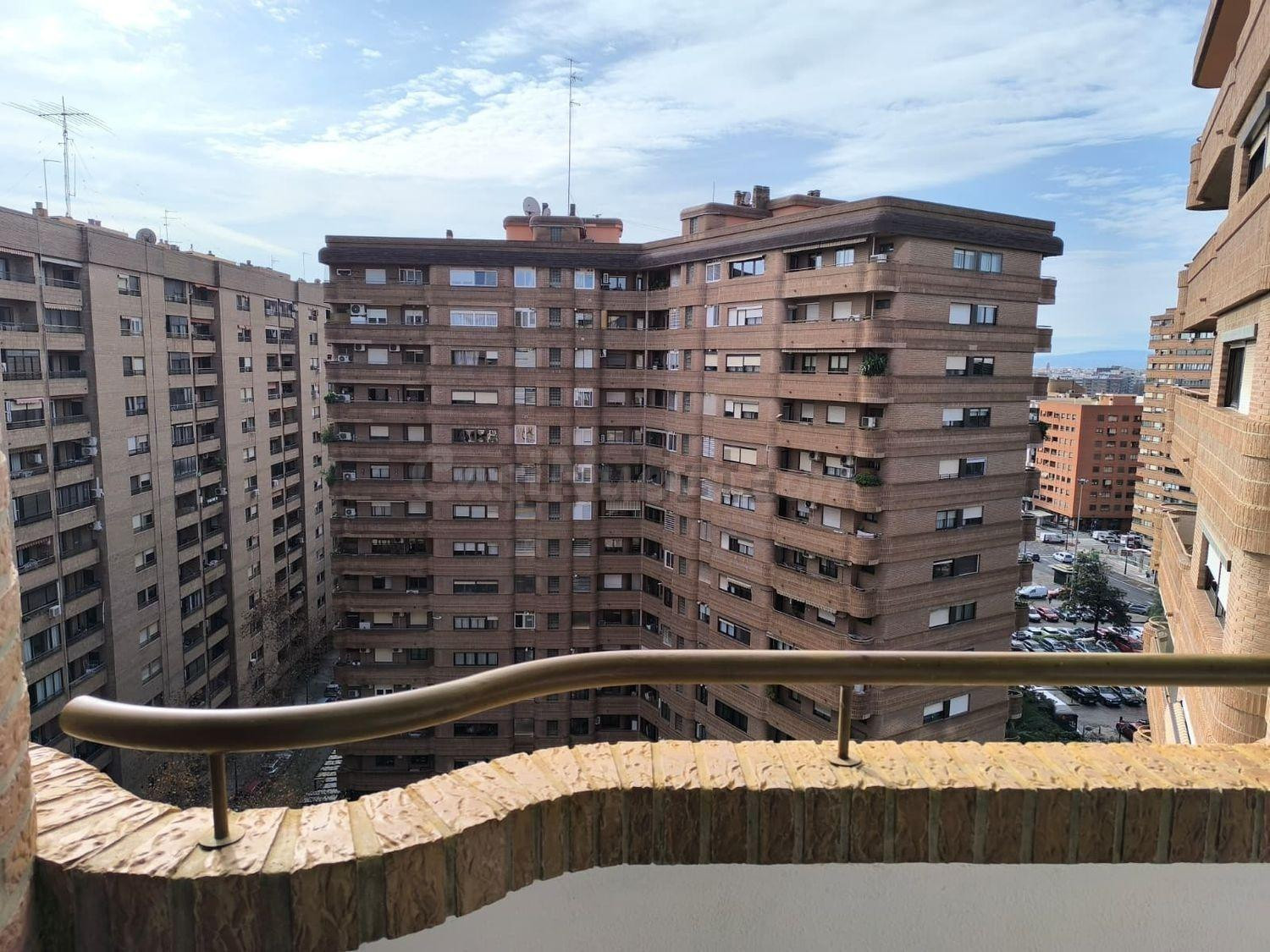 Piso amueblado con 2D, 2 baños, terraza, balcón y parking en Mestalla