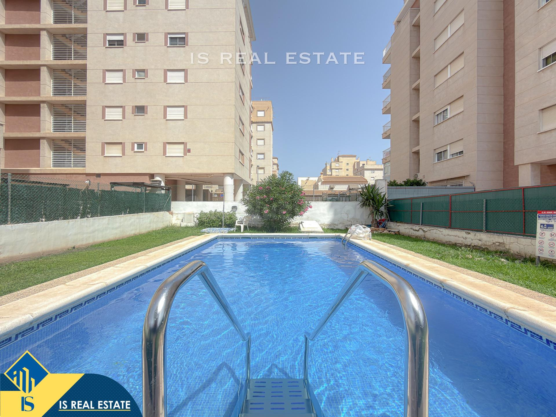Novedad! Atractivo apartamento exterior y semireformado + Terraza con excelentes vistas panorámicas y piscina comunitaria con zonas ajardinadas