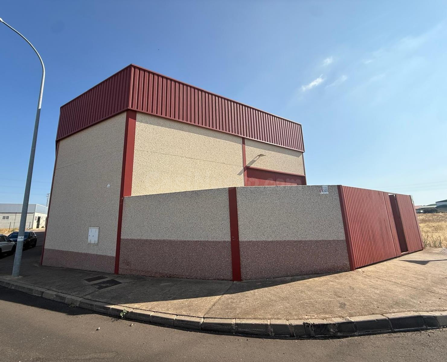 1.000 m2 DE NAVES INDUSTRIALES EN LOBÓN