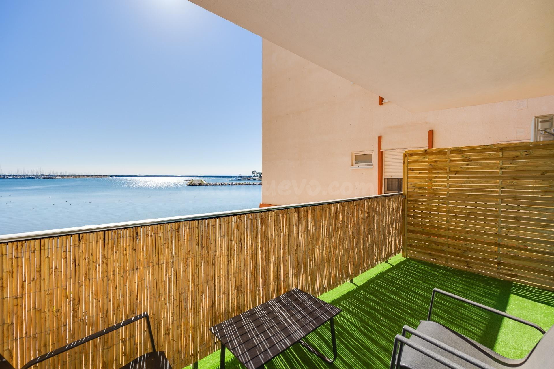 Apartamento reformado (aprox. 73 m2 - 1.ª planta) en primera línea de Playa del Acequión. Gran balcón con vistas al mar (sureste), cerca del centro, y ¡directamente en la playa!