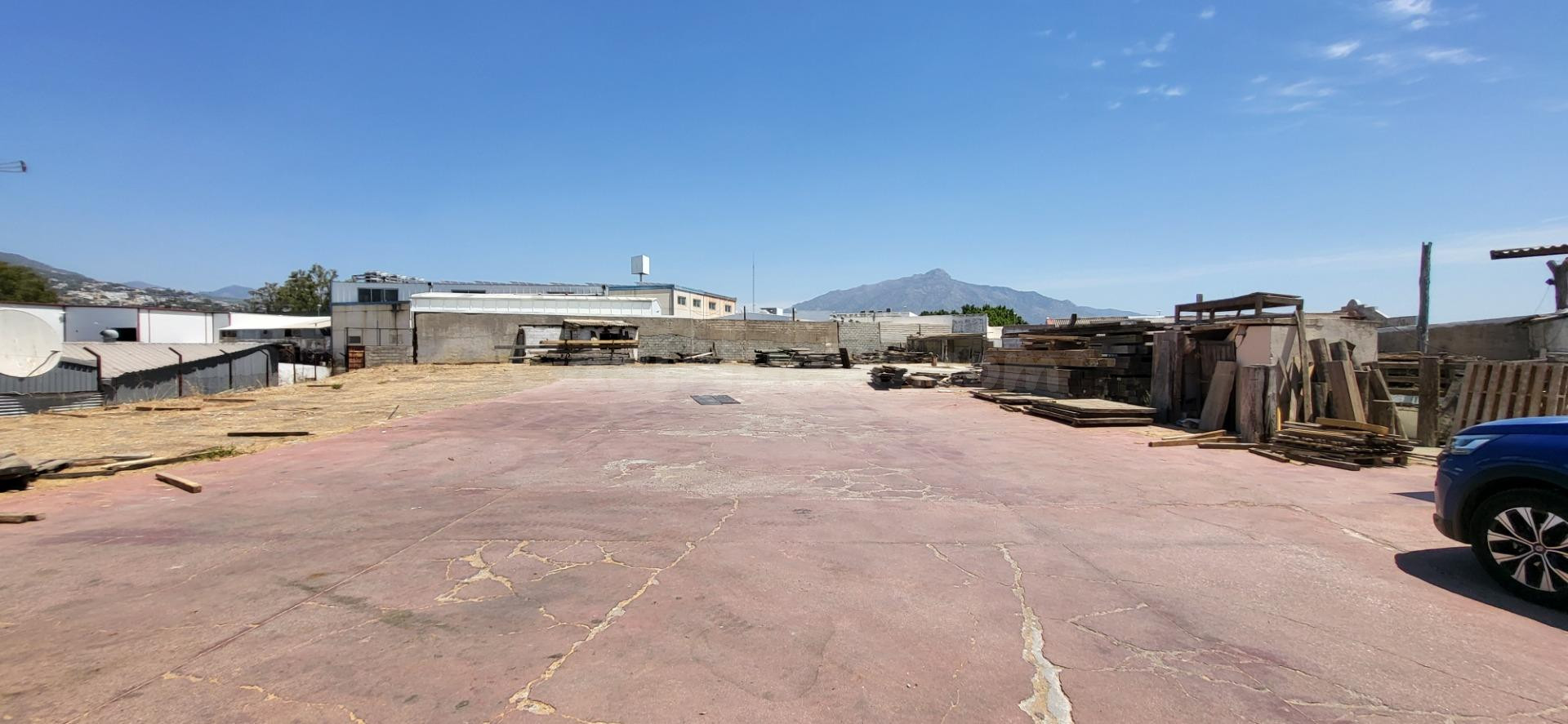 TERRENO URBANO CON NEGOCIO EN FUNCIONAMIENTO EN SAN PEDRO ALCÁNTARA