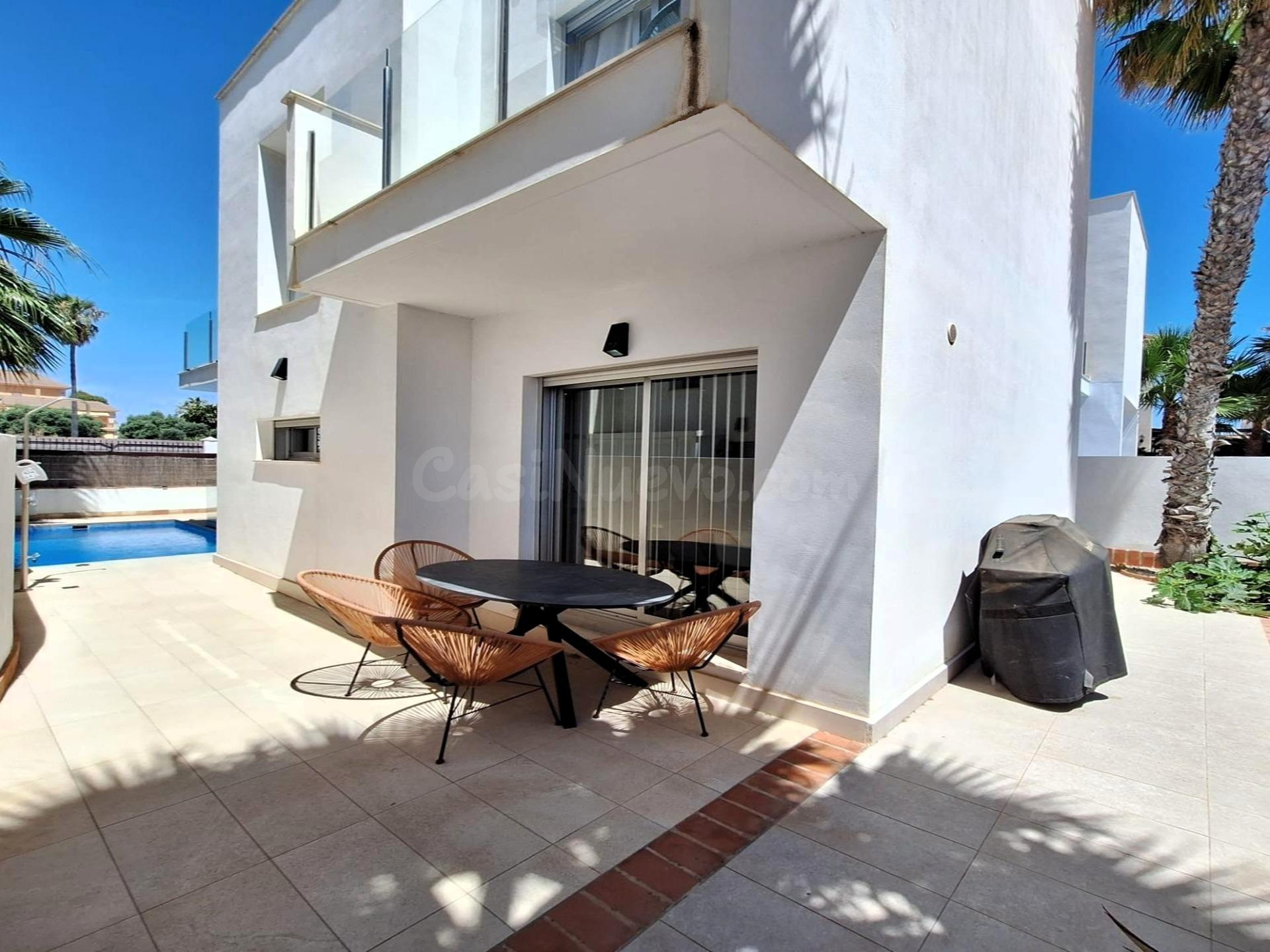 Villa moderna en Los Frutales (aprox. 124 m2 + terrazas) con jardín, terrazas en la azotea, y piscina privada. Cerca de colegios, de un gran supermercado, y a solo 700 m de la playa.