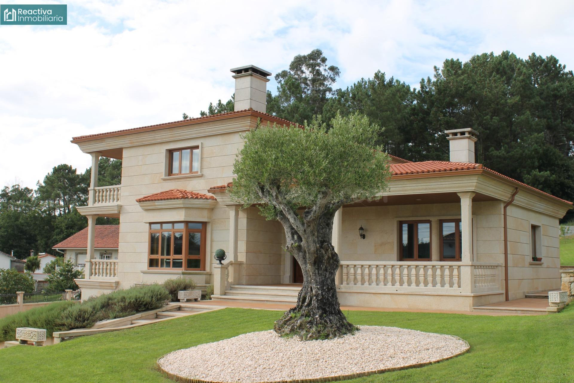 Chalet de piedra con finca en la afueras de Santiago de Compostela