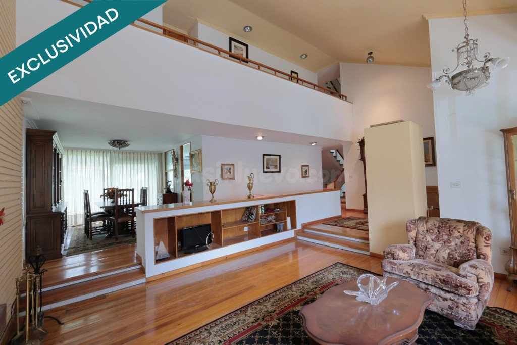 Majestuosa Residencia en O Barco de Valdehorras: 484 m² de Elegancia y Jardín Urbanizable