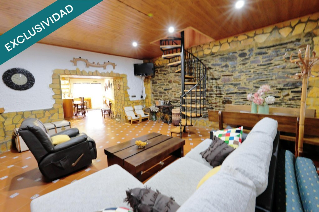 CASA CON TERRENO ¿Buscas desconexión, calidad de vida y el encanto de una casa auténtica? Esta es tu oportunidad. Presentamos esta preciosa vivienda unifamiliar que combina a la perfección la arquitectura tradicional de piedra y madera con todas las