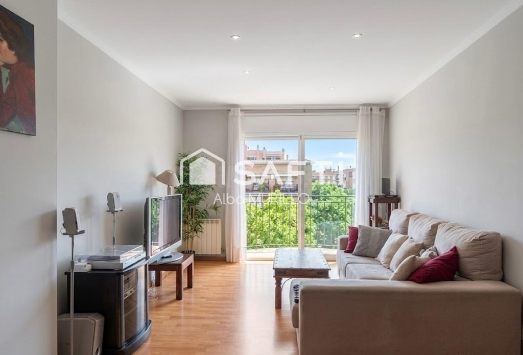 Bonito ático dúplex con balcón y terraza en La Girada, Vilaf