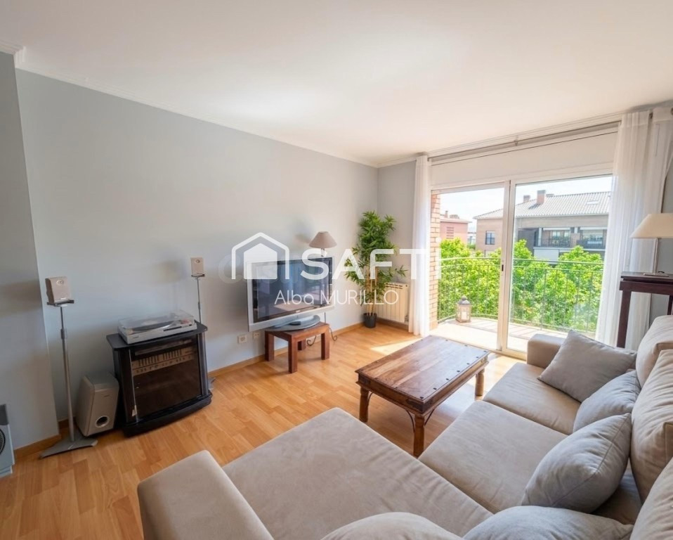 Bonito ático dúplex con balcón y terraza en La Girada, Vilaf - foto 2