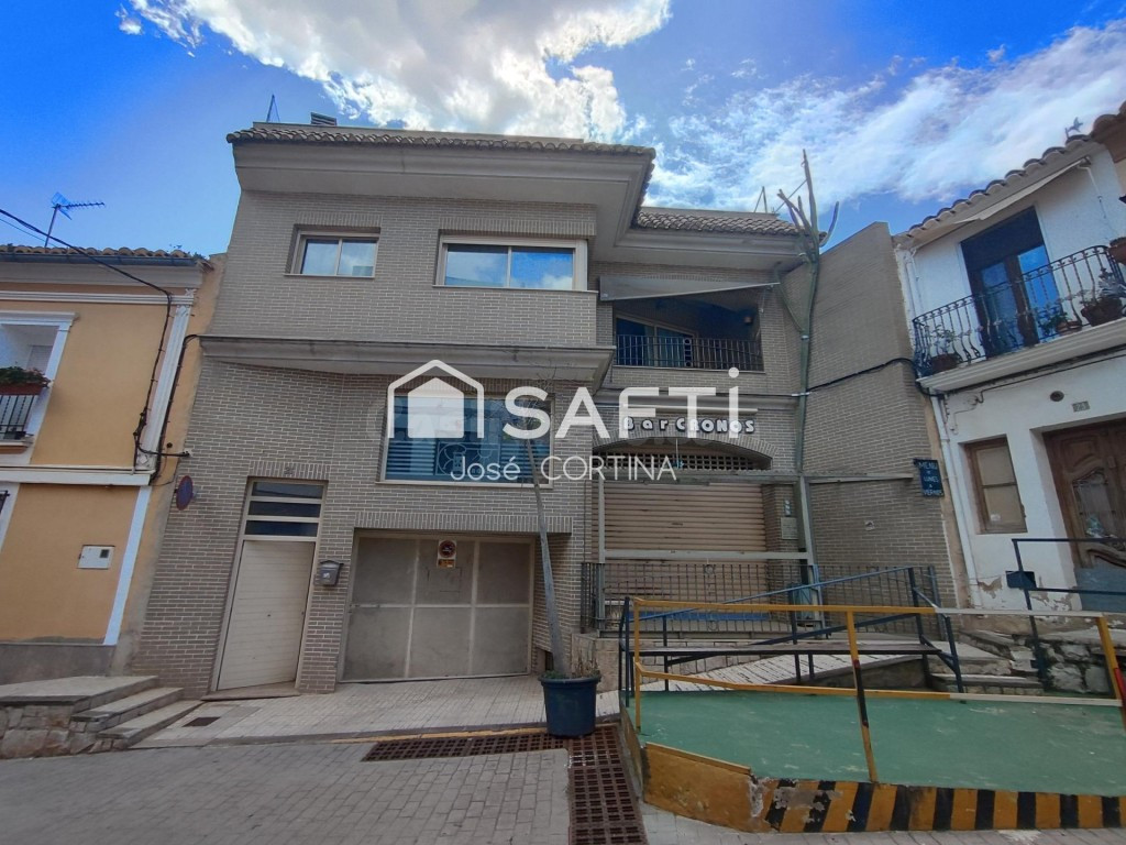 Vivienda, Local y Garaje.