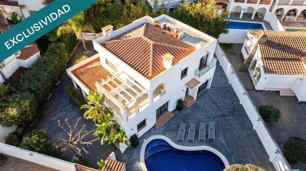 Casa moderna con cuatro habitaciones, piscina y garaje