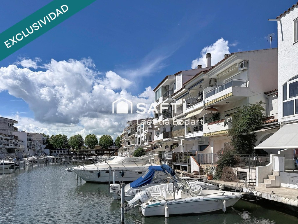 Encantador ático con gran terraza y vistas al canal – Empuriabrava