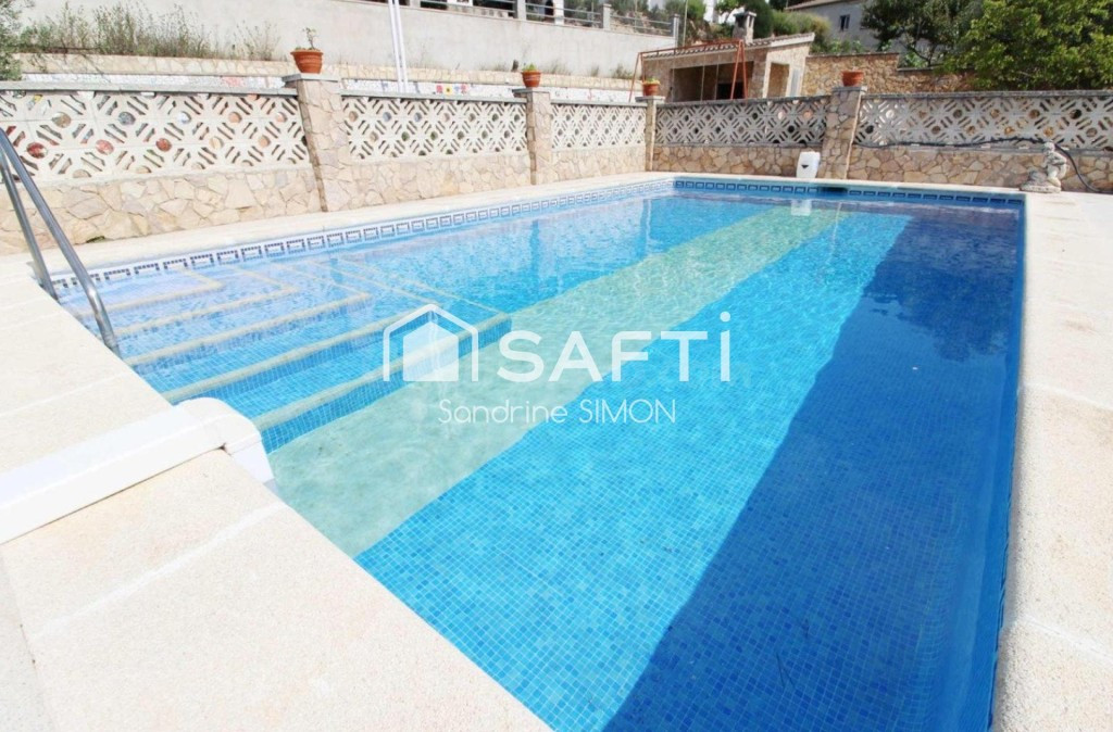 Preciosa y cómoda casa con mucho encanto de una sola planta con piscina y terreno totalmente plano!