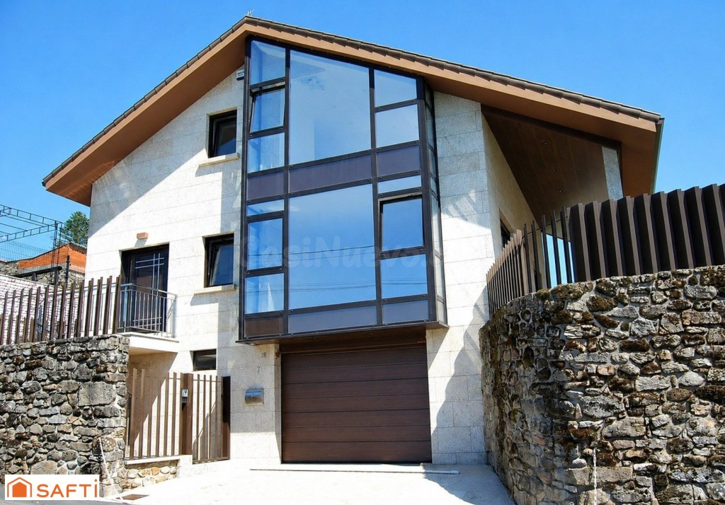 En venta unifamiliar de nueva construcción con vistas abiertas al mar y viñedos
