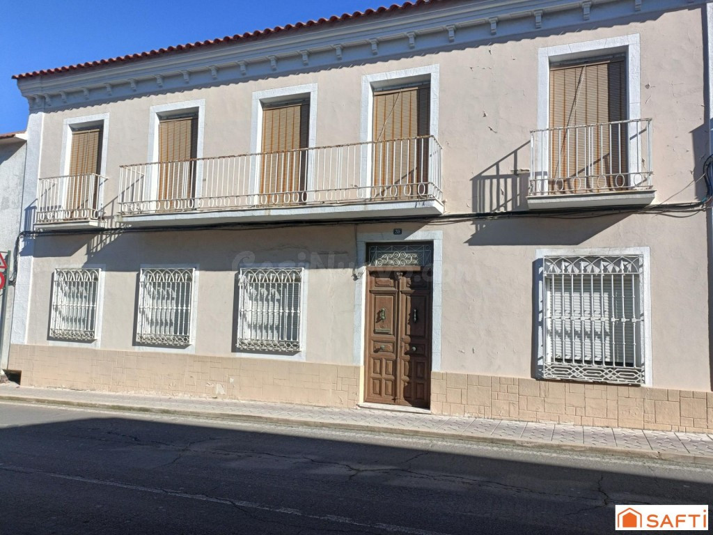 "Cada rincón guarda una historia...¿Listo para escribir la tuya?  "Vive, invierte o emprende: una vivienda con infinitas posibilidades."