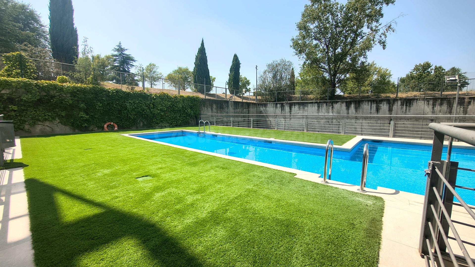 ESPECTACULAR OFICINA EN URBANIZACIÓN CON PISCINA EN EURÓPOLIS, LAS ROZAS DE MADRID