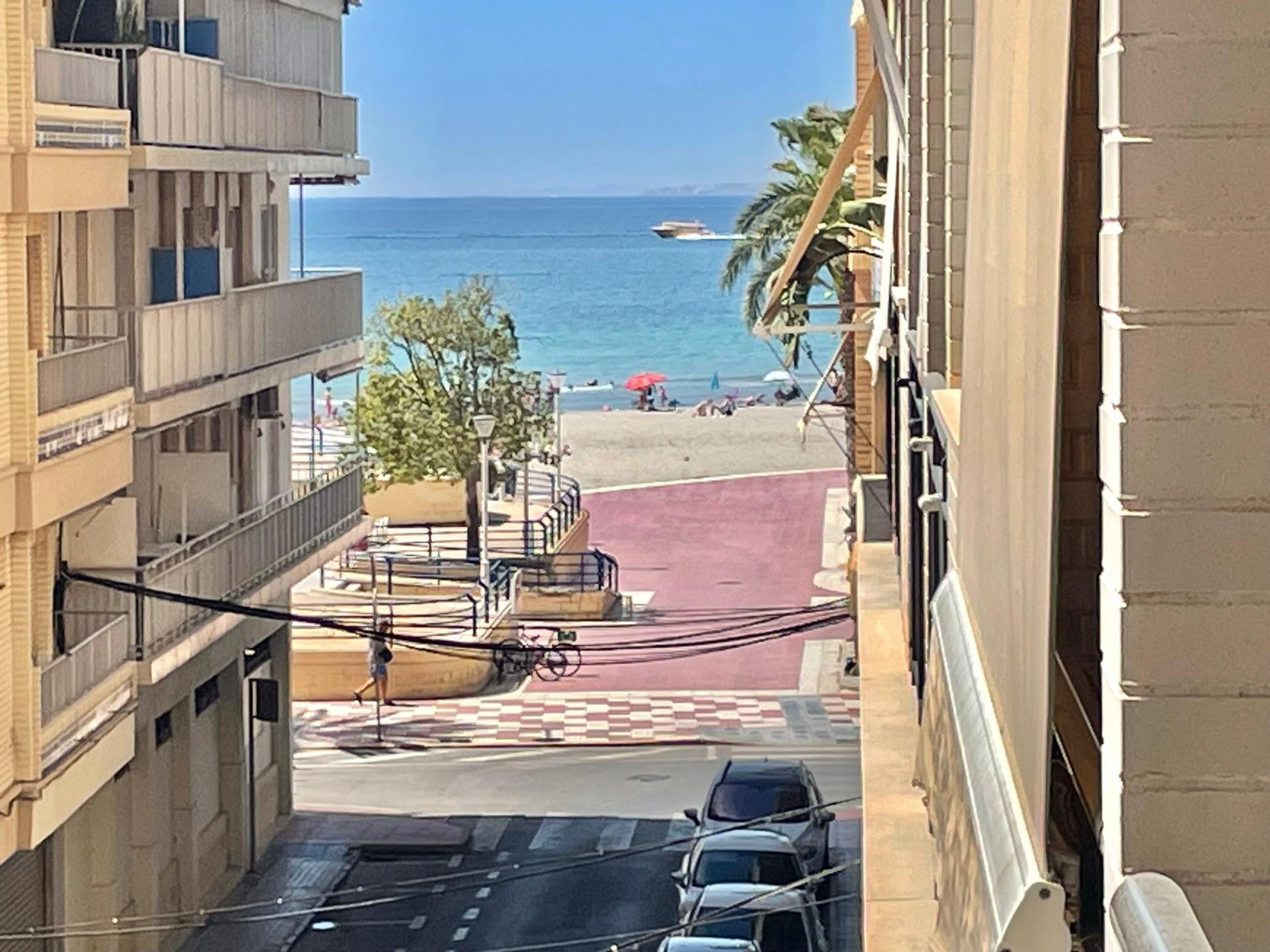 Atractivo Piso a Solo 50 Metros de la Playa de Levante