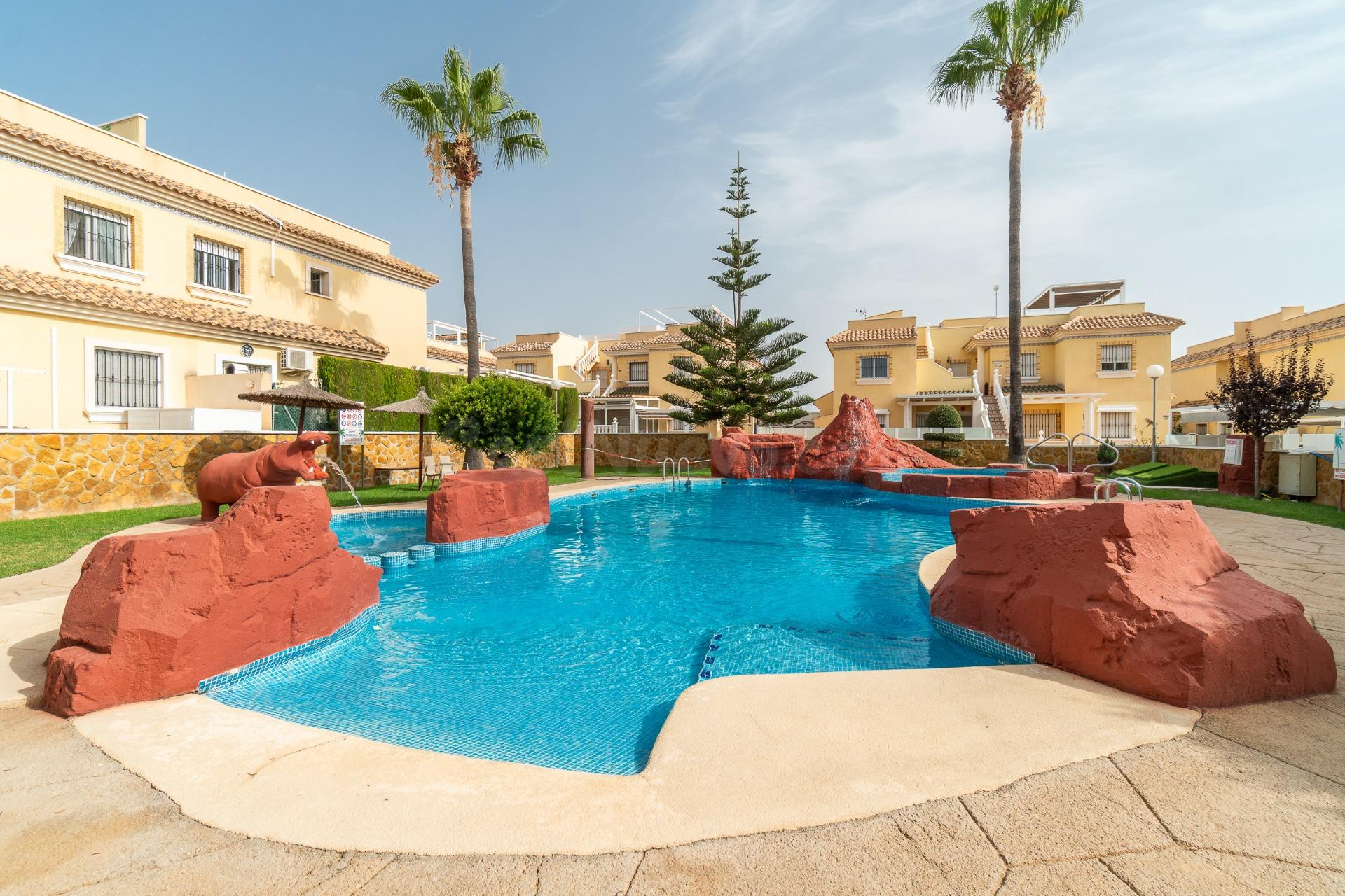 Planta baja con amplio jardín en Orihuela Costa de 2 dormitorios y 2 baños