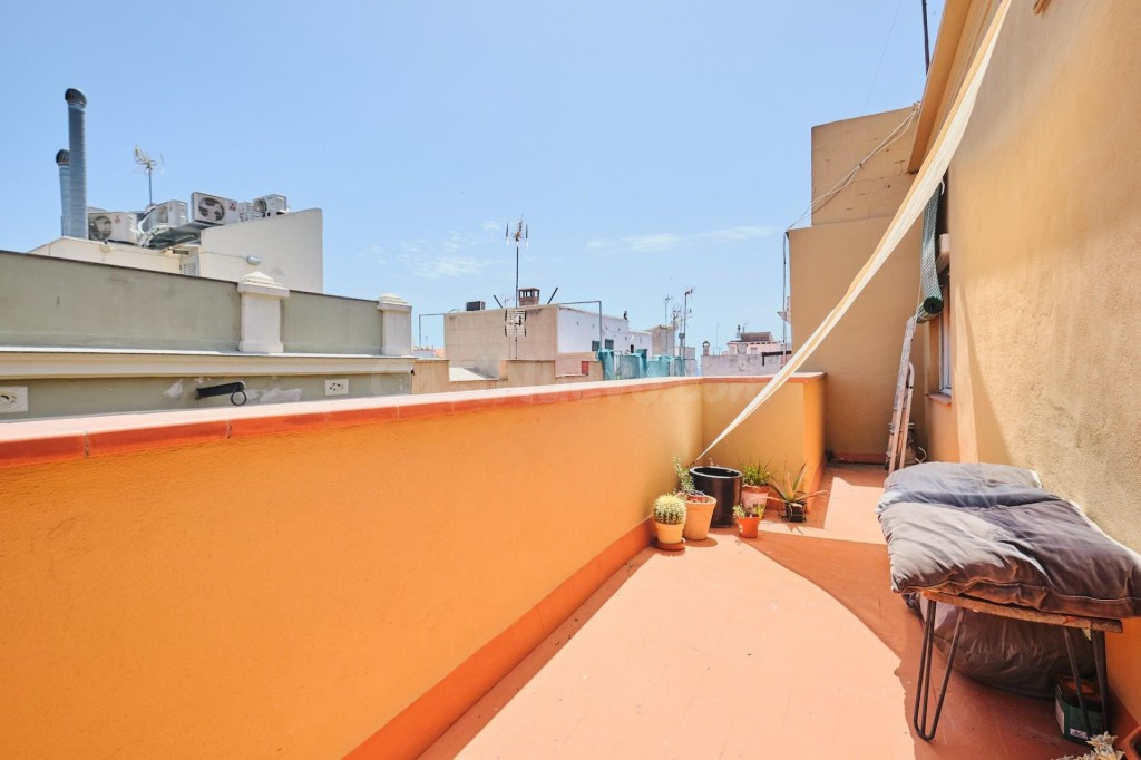 ACOGEDOR ÁTICO CON 13M2 DE TERRAZA PRIVADA  UBICADO A 200 METROS DE LA PLAYA.