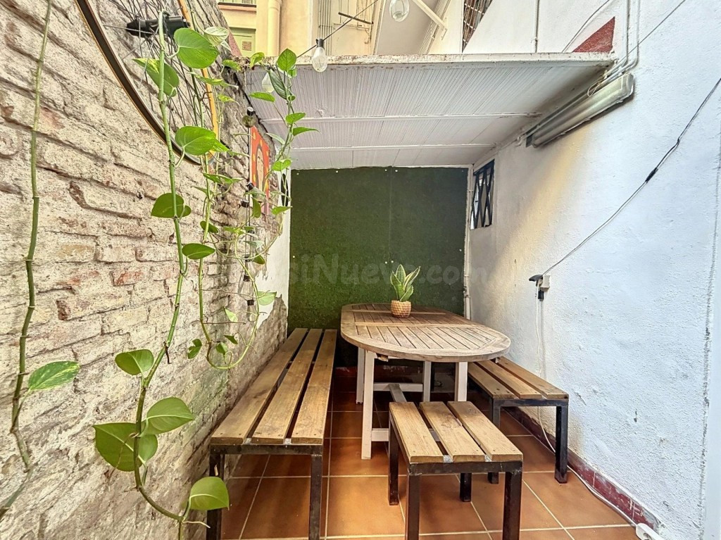 Amplio dúplex de 5 dormitorios con patio privado en el corazón de Poble-sec