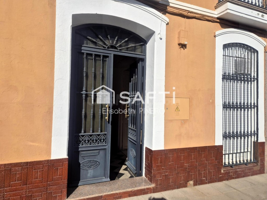 ¡Excelente planta baja en Montijo! Con la comodidad de una casa, gran patio, pozo y nave