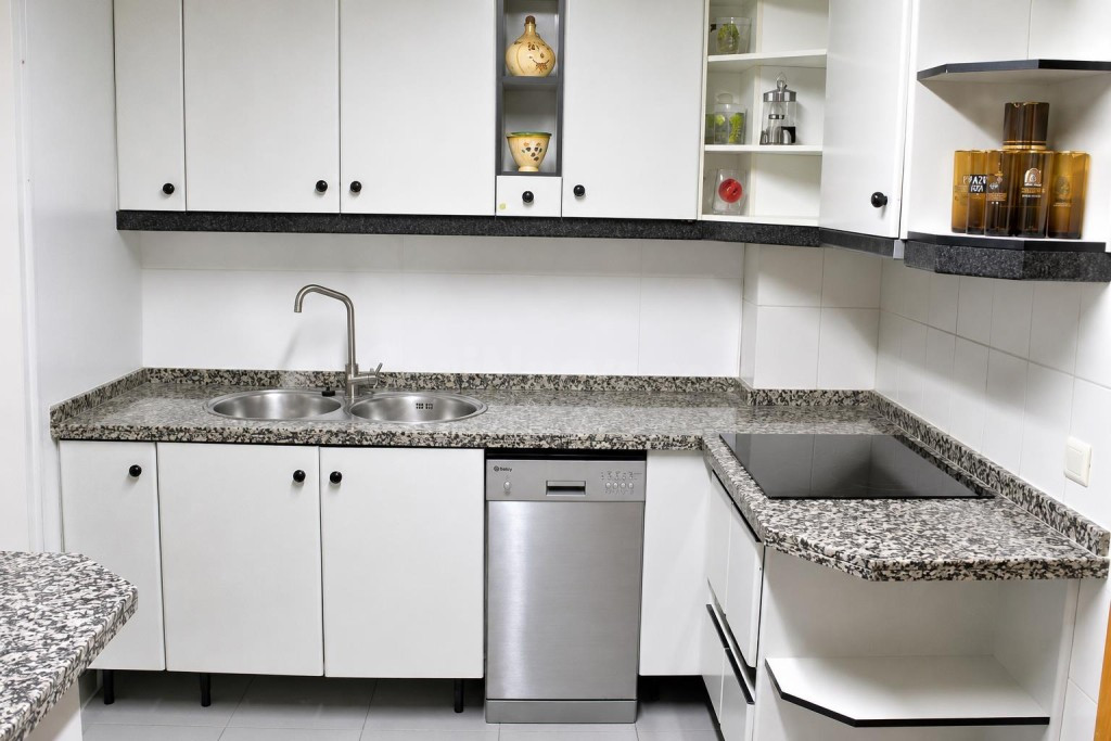 AMPLIO PISO CON   4 habitaciones, 2 BAÑOS, AMUEBLADO.