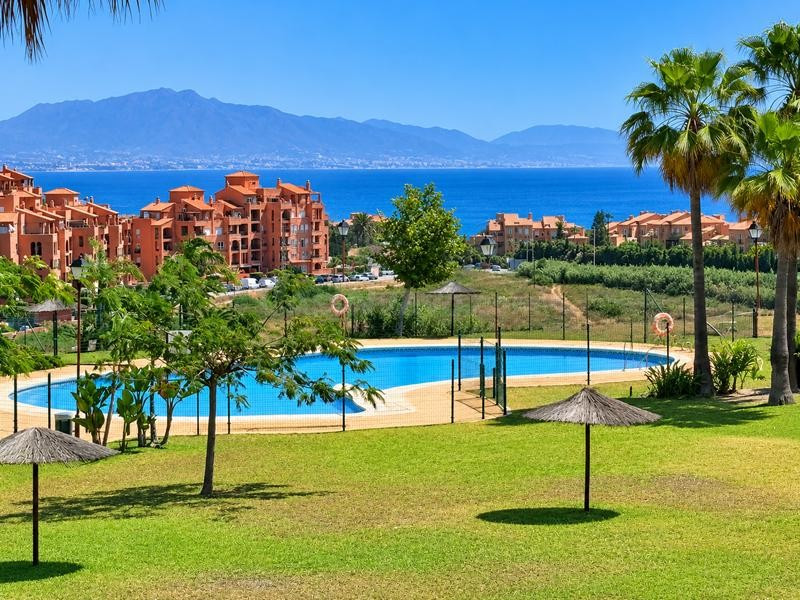 MAGNÍFICA CASA ADOSADA CON VISTAS AL MAR, AMPLIA TERRAZA, SOLÁRIUM, GARAJE Y TRASTERO