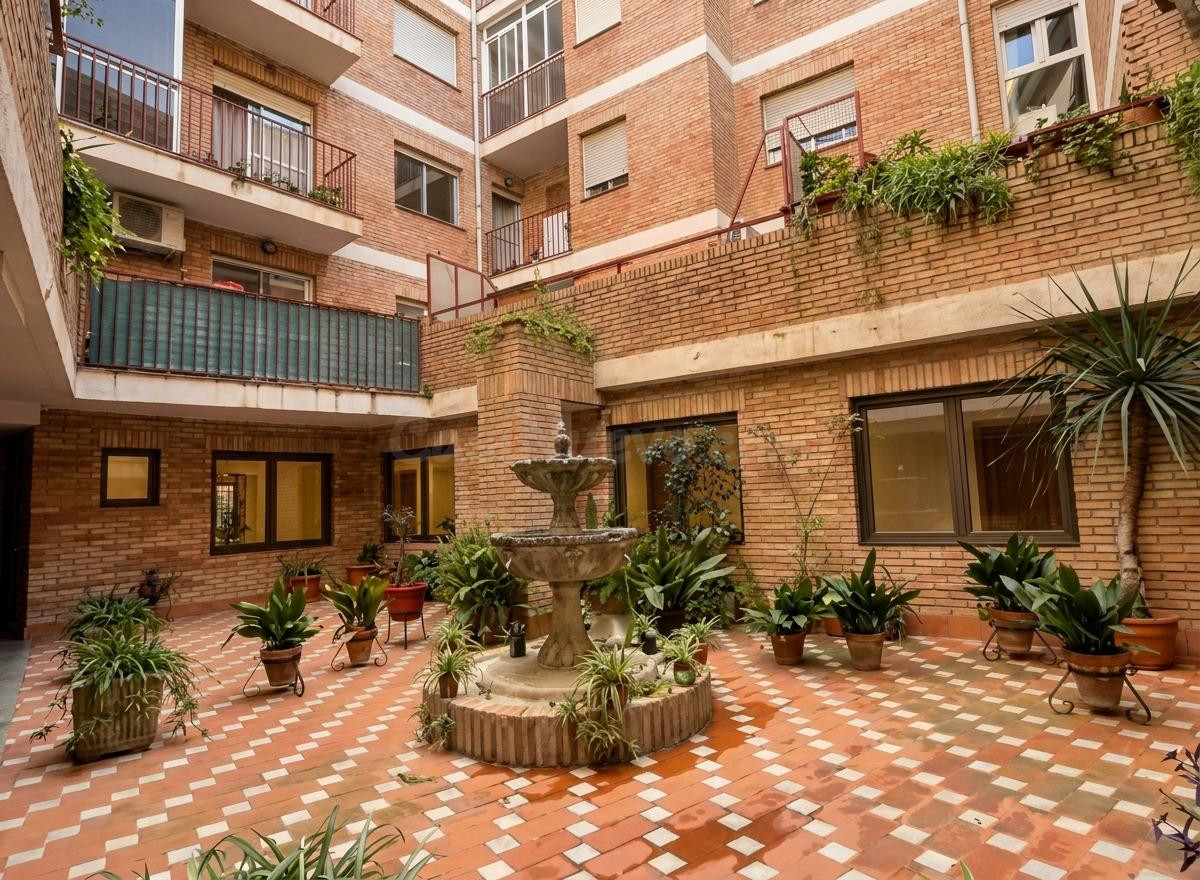 Piso en venta en Acera de San Ildefonso, Granada | 116 m2 con Proyecto de Cambio de Uso Incluido