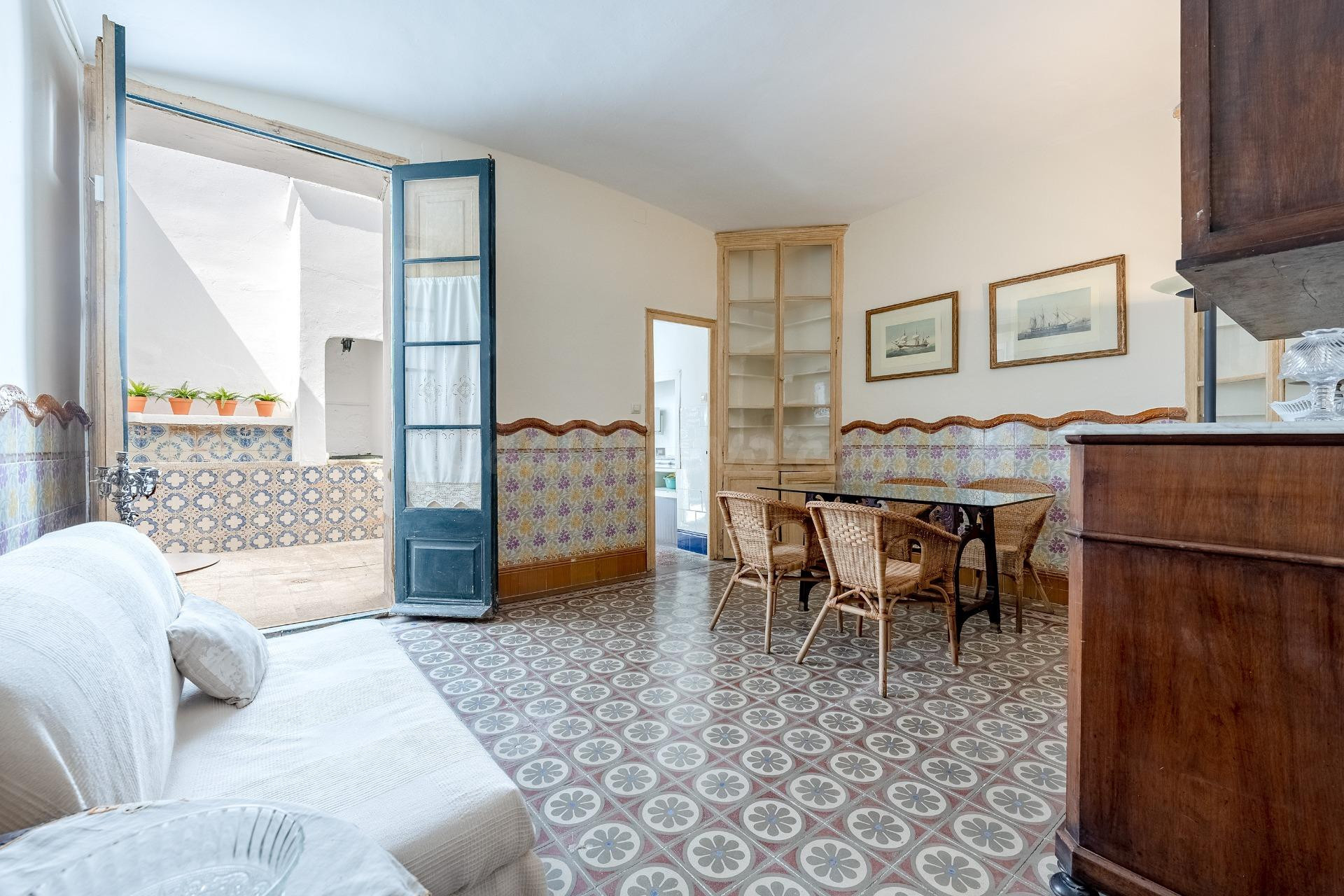 Casa centenaria con alma y patio en segunda línea de mar en Ocata